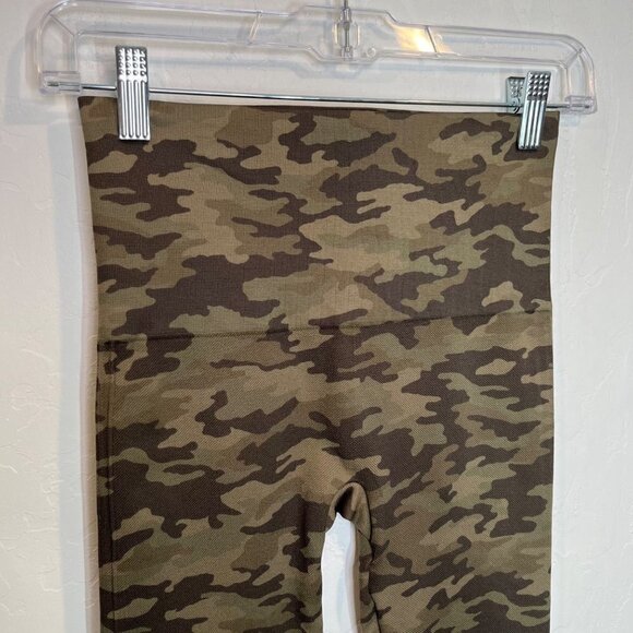 Spanx Look at me Now Cropped capri Camouflage camo Compression leggings Size M - Picture 3 of 8